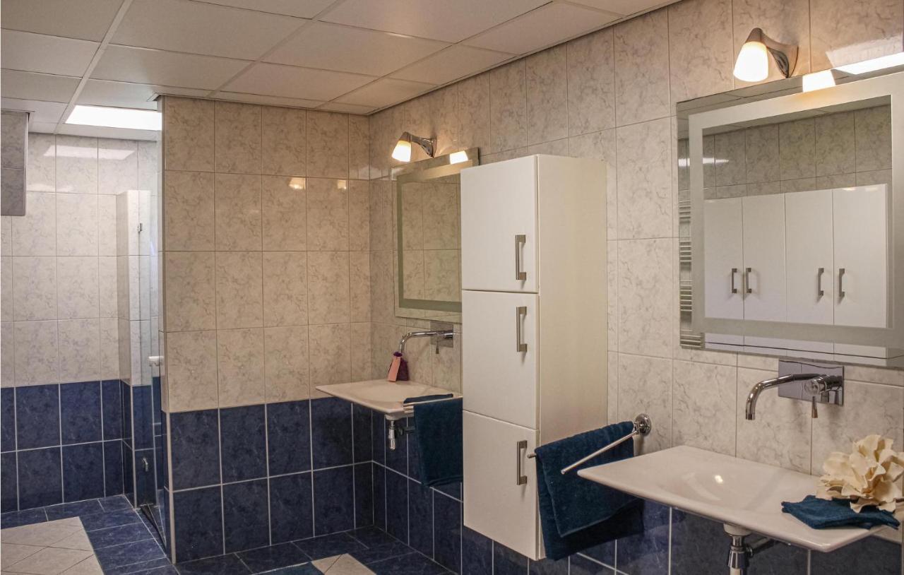 Gorgeous Home In Scharendijke With Kitchen Zewnętrze zdjęcie